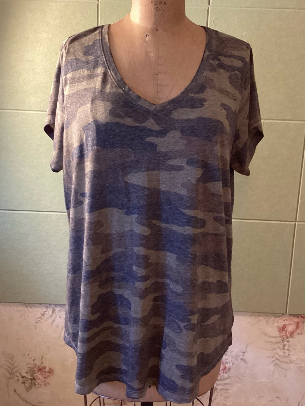 Lucky Brand Women's V-Neck Camo Tee - Gray and Olive